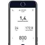 a smartphone screen displaying a light meter app interface with settings for aperture frames per second shutter angle and iso featuring a spherical sensor on top digital production Ein Smartphone mit einem speziellen Belichtungsmesser-Zubehör, das einen weißen Halbkugelaufsatz auf der Kamera zeigt. Der Bildschirm zeigt verschiedene Messwerte wie Blende, Bildrate und ISO für die Fotografie.