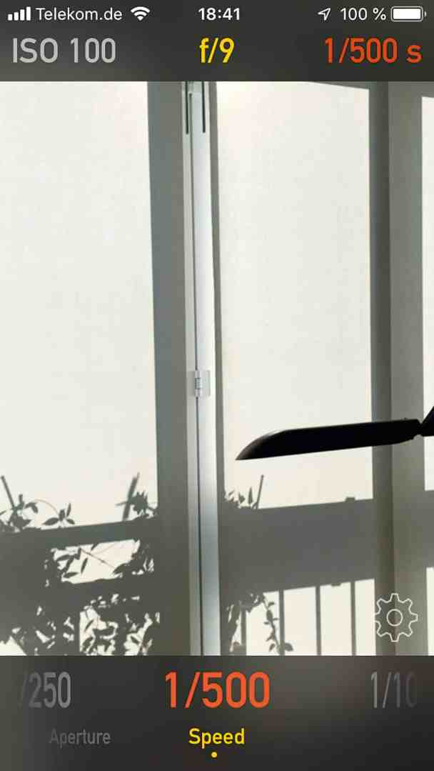 camera settings display showing iso and shutter speed digital production Screenshot einer Kamera-App mit Anzeige der Belichtungseinstellungen, einschließlich ISO, Blende und Verschlusszeit.