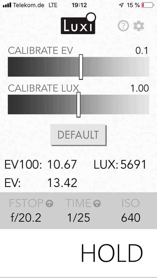 luxi app interface displaying settings and readings digital production Bildschirmansicht der Luxi-App zur Kalibrierung von Belichtungs- und Lux-Werten, zeigt EV und Lux-Messwerte sowie Einstellungen für Blende, Zeit und ISO.