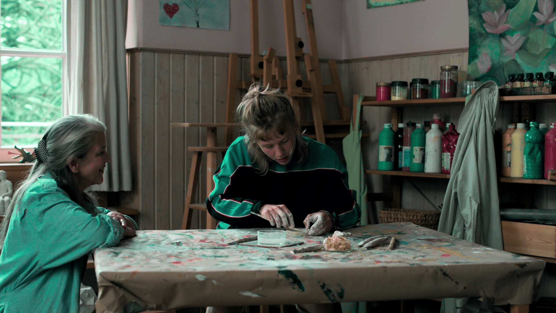 15chromogensectorsquashextremecrosstalkandsectorsquashforprint digital production Non-final graded (!) Filmstill aus „How to bury a fish“ für das Chromogen Sector-Squash-Testing. Kein Key für die Blau-Modulation der Farbpalette notwendig, im Playback stabil und ohne Farbrauschen. Courtesy of DoP Oliver Kiedos, Colorist Louise „Lou“ Temmesfeld, courtesy of Hamburg Media School, 2023.