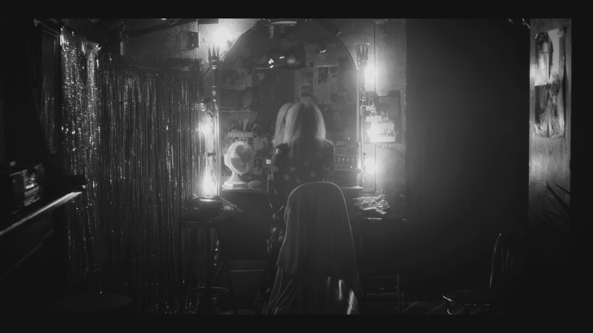 18texturenchokeholddoplucahainhms2023 digital production Texturierung für eine muffig-schwitzige Wrestling-Underground-Umkleide in „Chokehold“, DoP Luca Hain (Alexa Monochrome), Colorist Louise „Lou“ Temmesfeld, courtesy of Hamburg Media School, 2024.