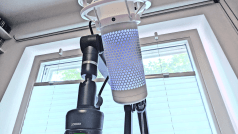 20231006 1004594k digital production Allerdings muss ich noch eine Warnung aussprechen: Die Federn und Stangen sind für schweres Gerät ausgelegt. Das bedeutet, dass sich ein sehr leichtes (Gaming)-Mikrofon selbst bei vollständig geöffneter Feder nicht ganz ausba- lancieren lässt. Selbst das HyperX aus der vorletzten Ausgabe mit knapp 300 Gramm konnte nur in der minimalsten Gegendruck-Einstellung bewegt werden. Auch die superleichten Webcams fallen gerne mal ab. Nutzt man eine GoPro oder Obsbot zur Bildgenerierung, muss man eventuell Zusatzgewichte am Arm befestigen, in unserem Fall haben wir einfach eine Lampe zur Ausleuchtung angebracht und es reichte. Wir haben jedoch vergessen, ein Foto zu machen – es war eine Standard-Ikea-Klemmleuchte. Beim Testen mit einer normalen DSLR (mit 100mm-Objektiv und Mikrofon im Blitzschuh) war der Arm noch nicht einmal ansatzweise ausgelastet, lässt sich aber schön balancieren.