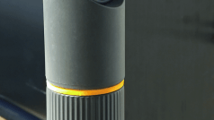 20231019 1651514k digital production Und, auch wenn es seltsam klingt: Als jemand, der schon oft unter dem Tisch Ewigkeiten damit verbracht hat, wackelige Gewinde und quietschende Schrauben einer Tischklammer zu justieren und sich dabei den Kopf angeschlagen hat, muss ich sagen: Die Tischrandbefestigung ist ein moderner Design- und Usability-Klassiker! Ich hoffe, dass Sie diese auch bald in der Größe für Schreibtischlampen anbieten werden. Bitte, Yellowtec!