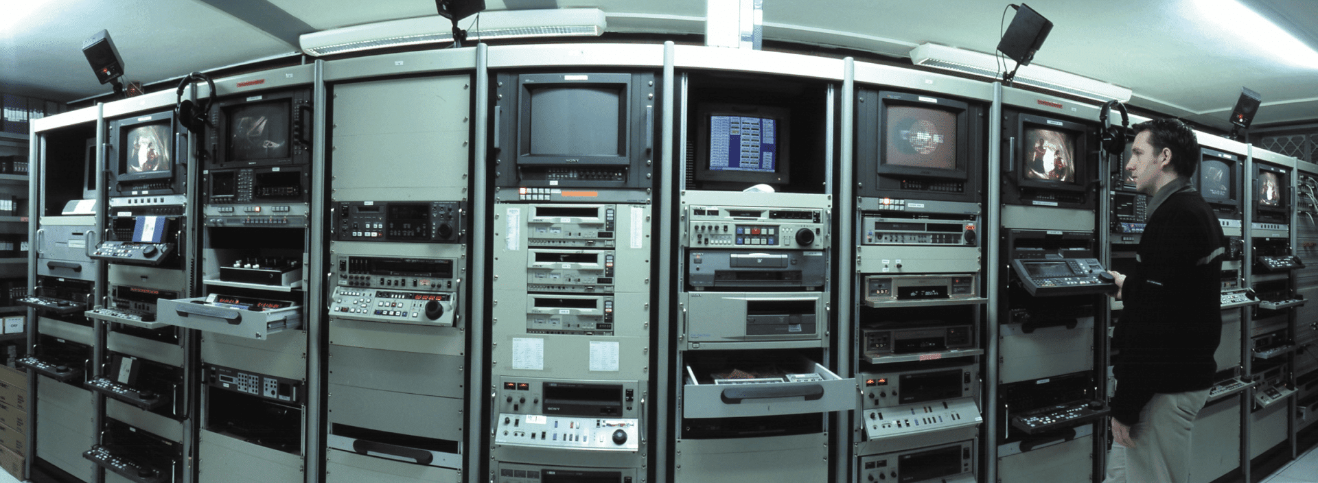 neben vielen bandmaschinen hatte auch hier der henry seinen platz der technikraum im frankfurter werk digital production Neben vielen Bandmaschinen hatte auch hier der Henry seinen Platz – der Technik-Raum im Frankfurter Werk.