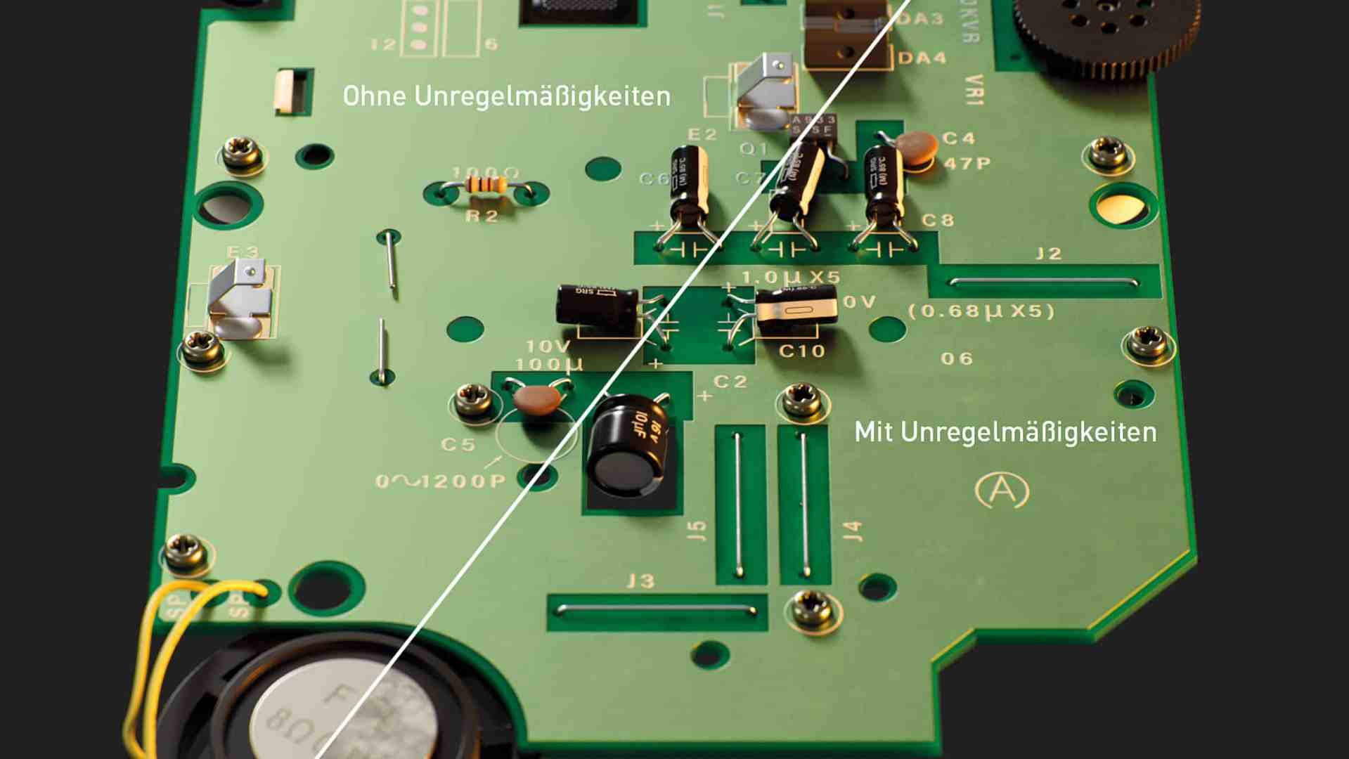 a closeup of a green circuit board showing two sections labeled in german ohne unregelmäßigkeiten without irregularities and mit unregelmäßigkeiten with irregularities various components and connections are visible on the board digital production A close-up of a green circuit board showing two sections labeled in German: "Ohne Unregelmäßigkeiten" (without irregularities) and "Mit Unregelmäßigkeiten" (with irregularities). Various components and connections are visible on the board.