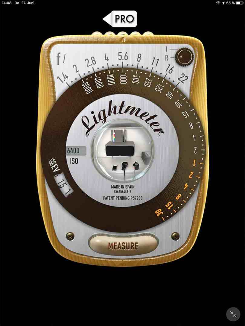 light meter with adjustable settings for aperture and iso in a vintage design digital production Abbildung eines digitalen Belichtungsmessers im Retro-Design mit verschiedenen Einstellmöglichkeiten für Blende, ISO und Belichtungswerte.