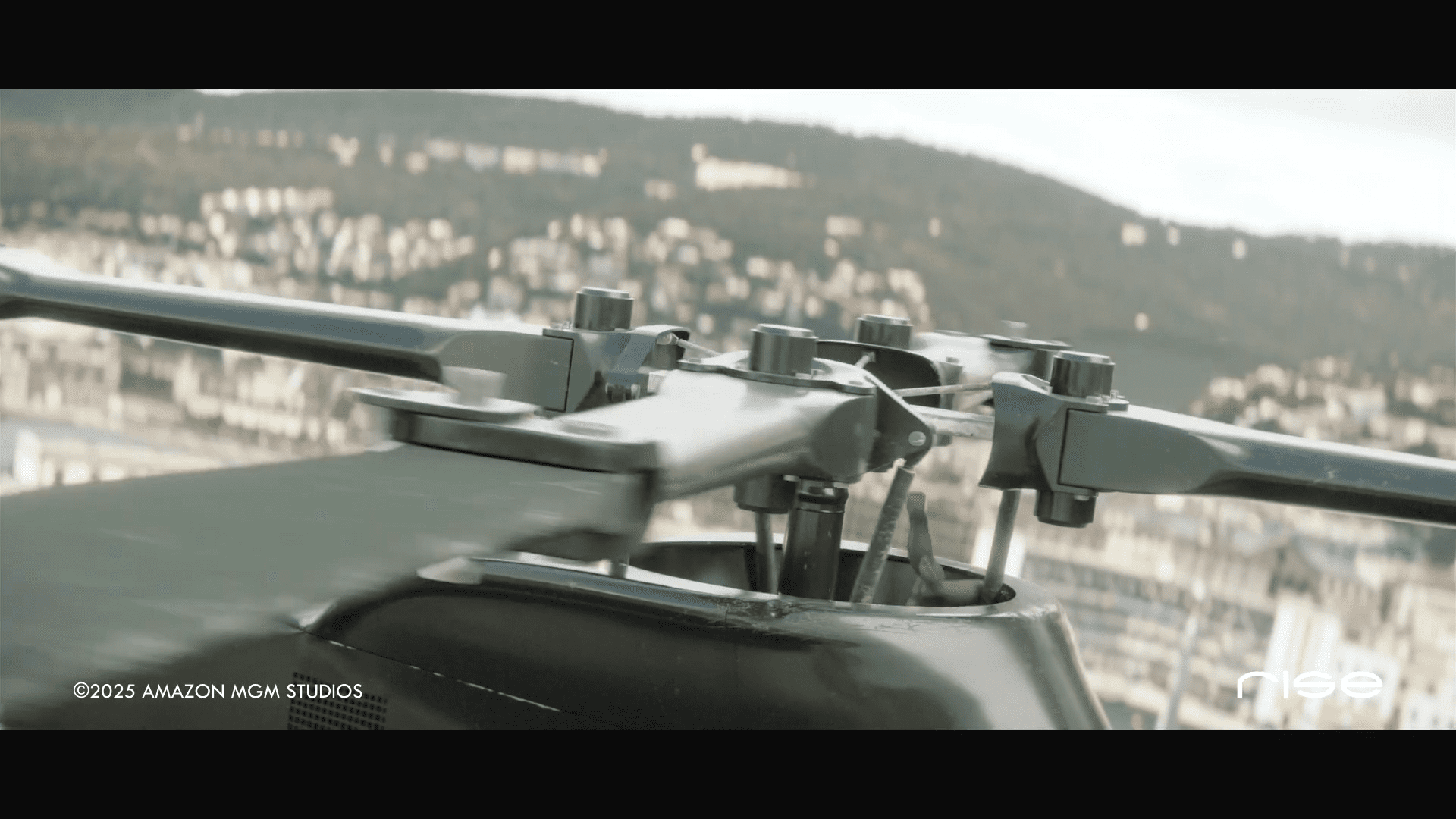 closeup view of a helicopter rotor assembly with a blurred cityscape in the background capturing the intricate mechanics and design of the rotor blades against a cloudy sky digital production Close-up view of a helicopter rotor assembly with a blurred cityscape in the background, capturing the intricate mechanics and design of the rotor blades against a cloudy sky.