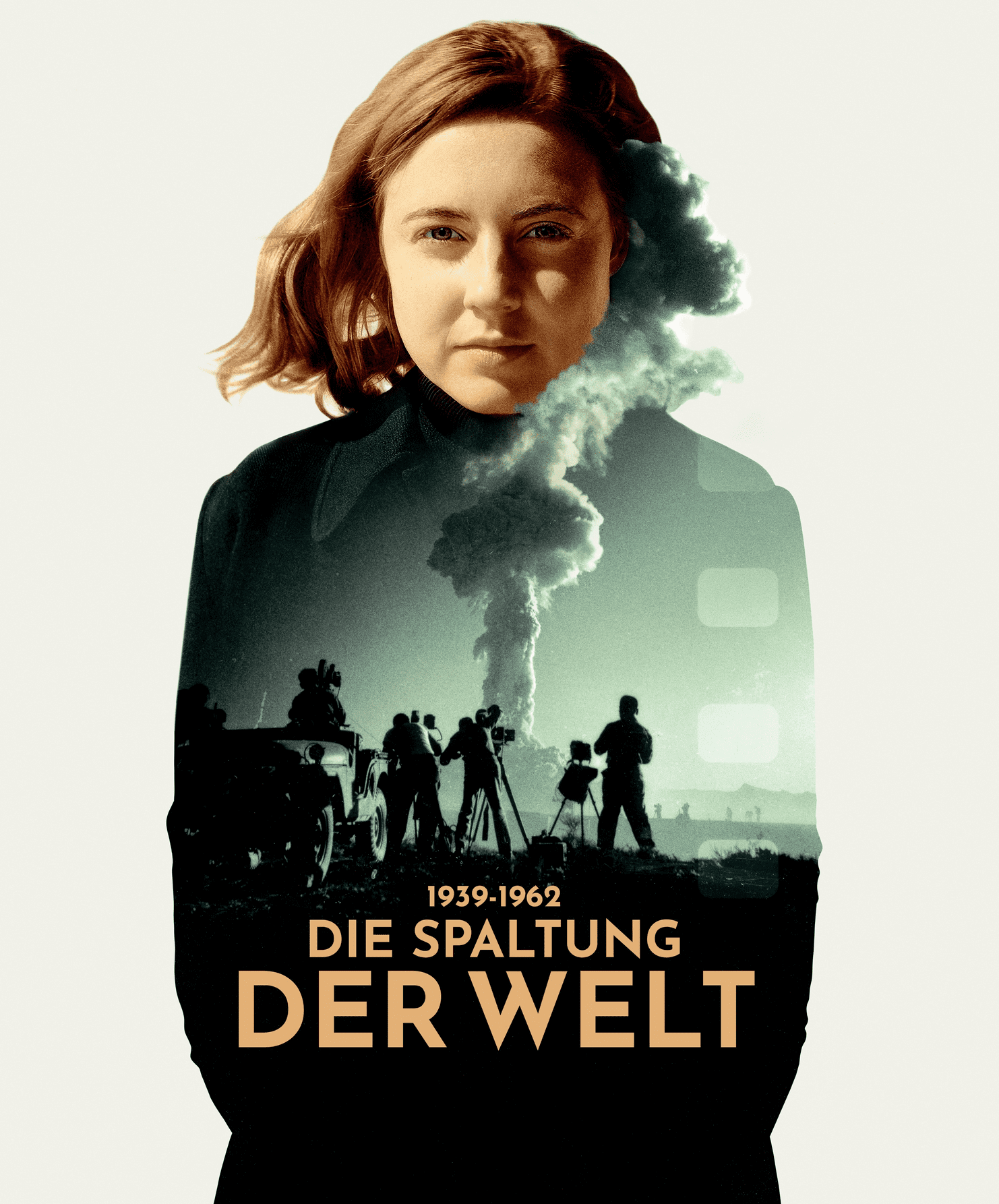 a woman with wavy hair is overlaid with a smoke plume and a group of people filming in the background the words 19391962 die spaltung der welt are displayed prominently at the bottom in gold letters digital production A woman with wavy hair is overlaid with a smoke plume and a group of people filming in the background. The words '1939-1962 DIE SPALTUNG DER WELT' are displayed prominently at the bottom in gold letters.